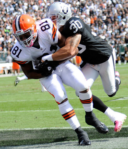 Alex Smith catches a 1-yard TD pass against the Raiders. 